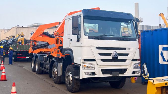 Camion Porte Conteneur avec Grue